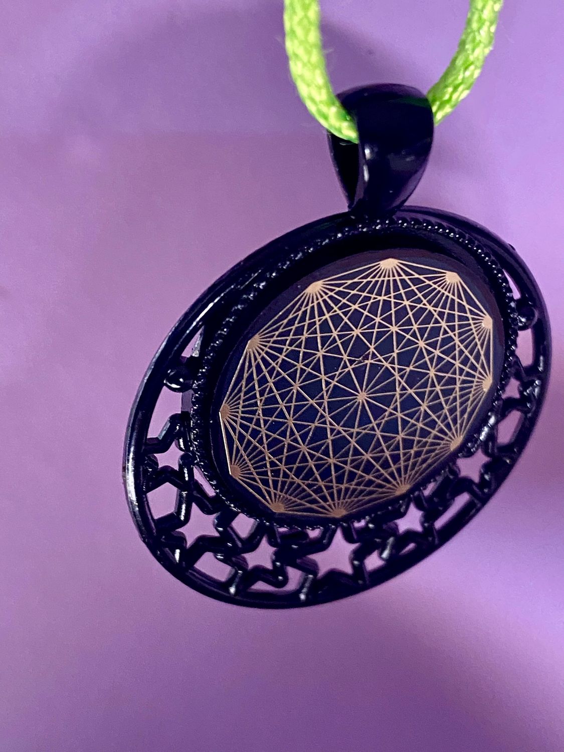 Amulett – schwarz, Dodecagram, Disc in schwarz, 25 mm, goldlegiert, kupferunterlegt – Produktansicht 1