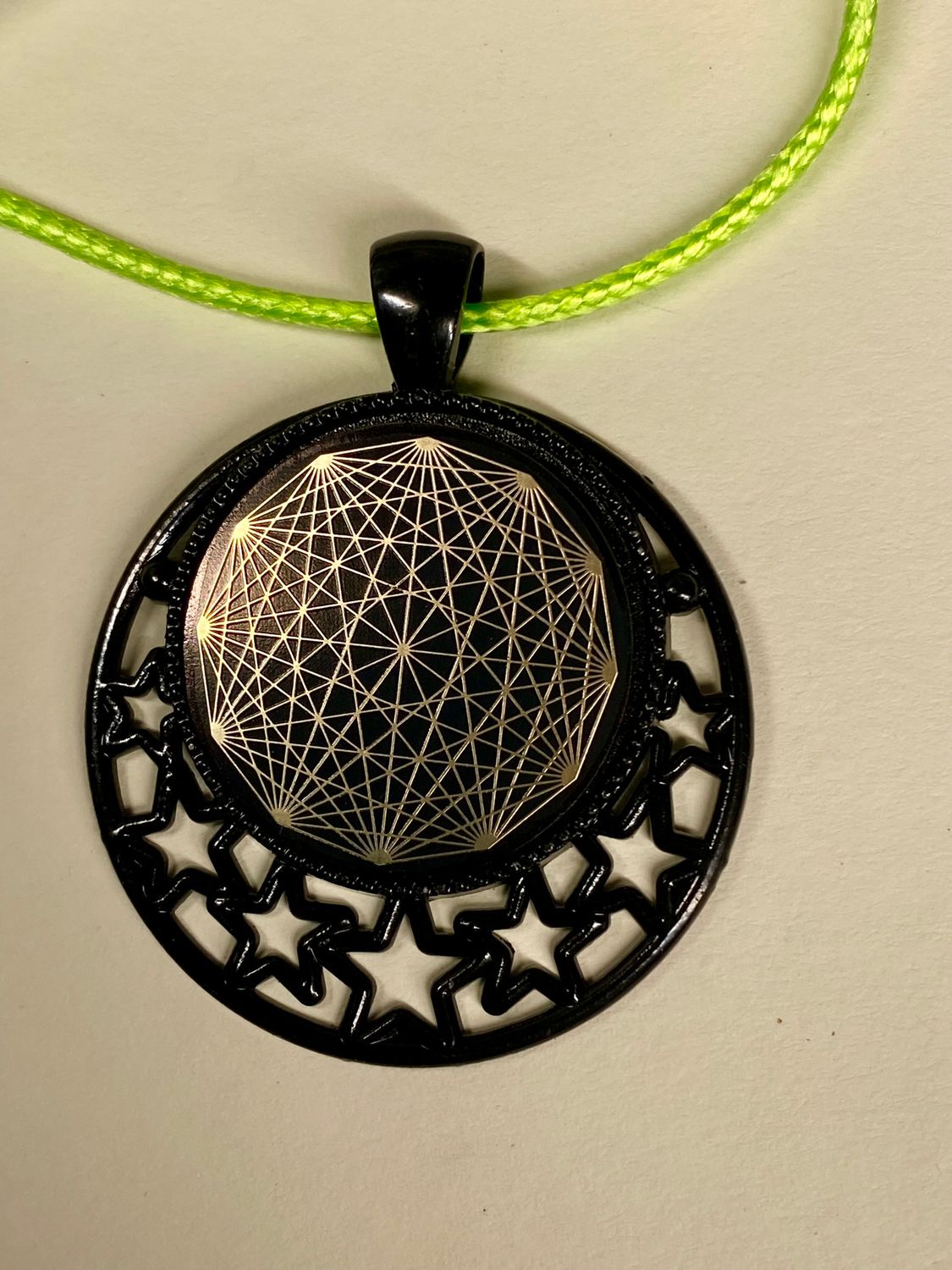 Amulett – schwarz, Dodecagram, Disc in schwarz, 25 mm, goldlegiert, kupferunterlegt – Produktansicht 1