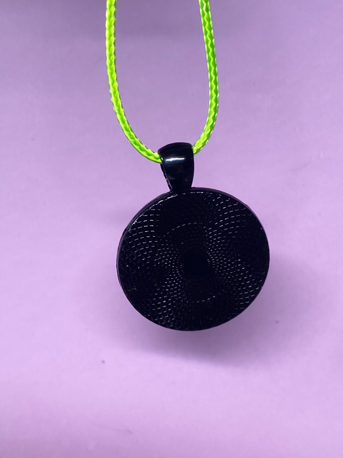 Amulett – schwarz, Baum des Lebens grün, Disc 25 mm – Produktansicht 1