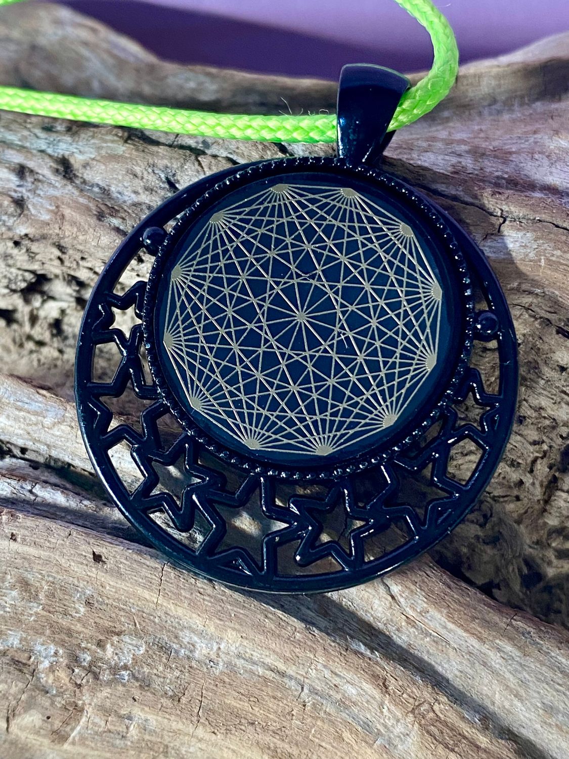 Amulett – schwarz, Dodecagram, Disc in schwarz, 25 mm, goldlegiert, kupferunterlegt – Produktansicht 1