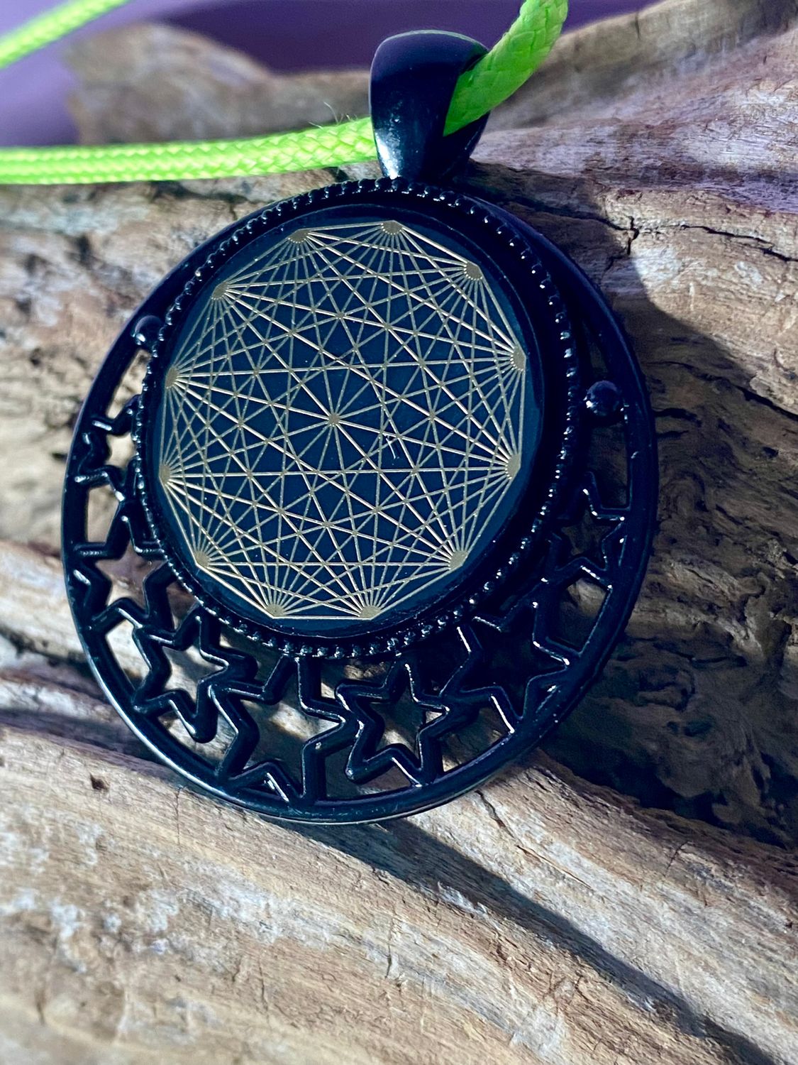 Amulett – schwarz, Dodecagram, Disc in schwarz, 25 mm, goldlegiert, kupferunterlegt – Produktansicht 1