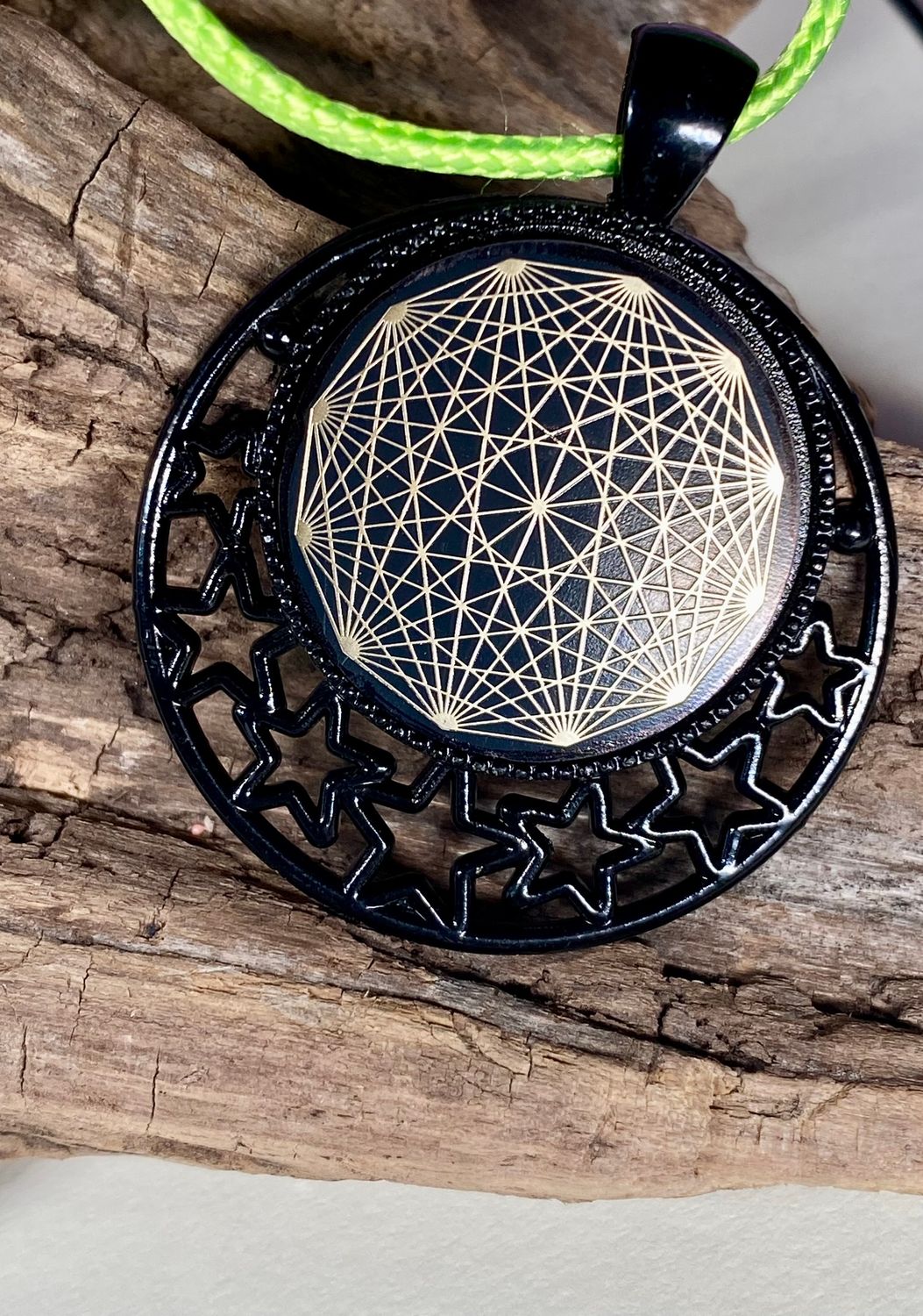 Amulett – schwarz, Dodecagram, Disc in schwarz, 25 mm, goldlegiert, kupferunterlegt – Produktansicht 1