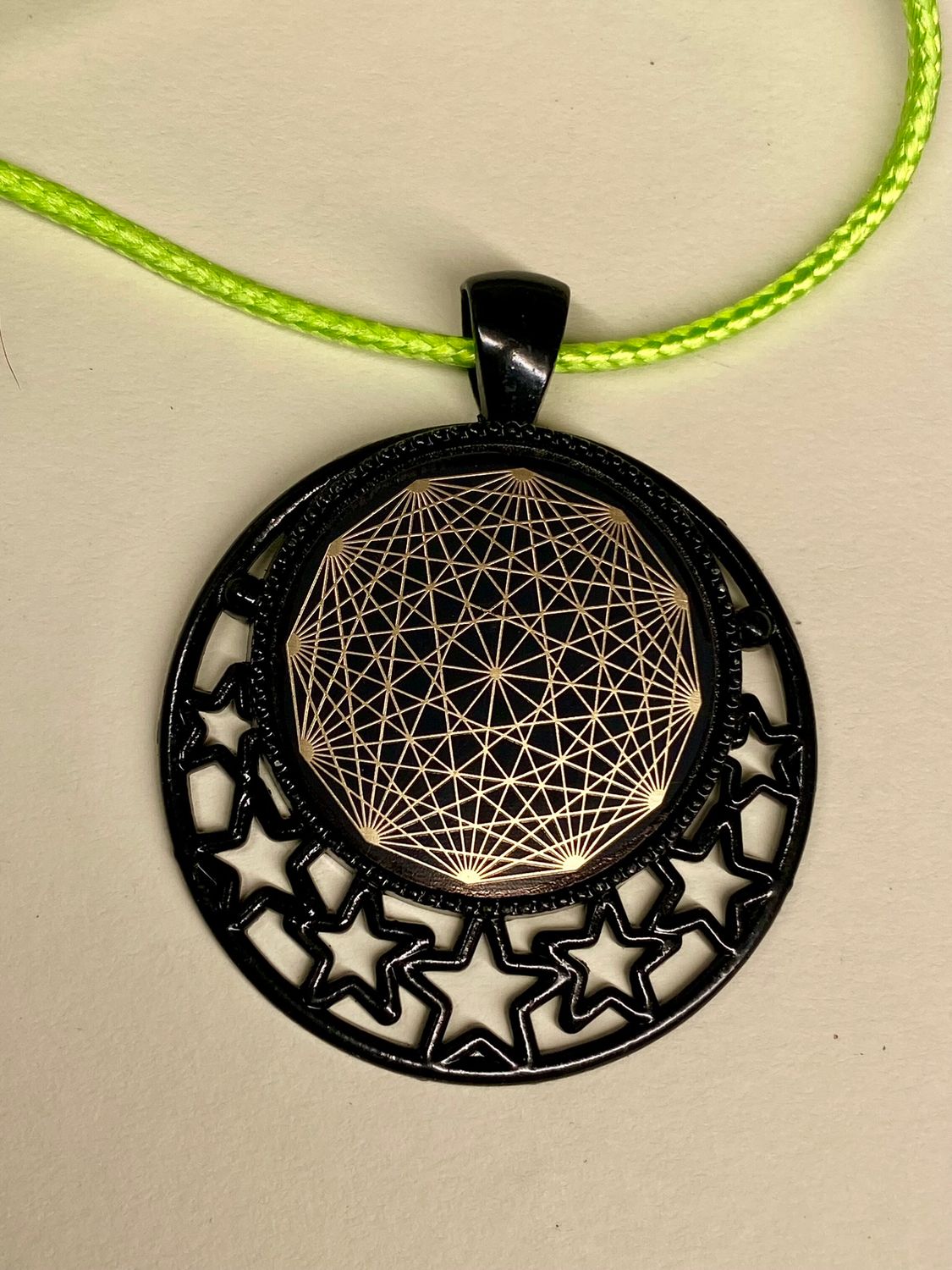 Amulett – schwarz, Dodecagram, Disc in schwarz, 25 mm, goldlegiert, kupferunterlegt – Produktansicht 1