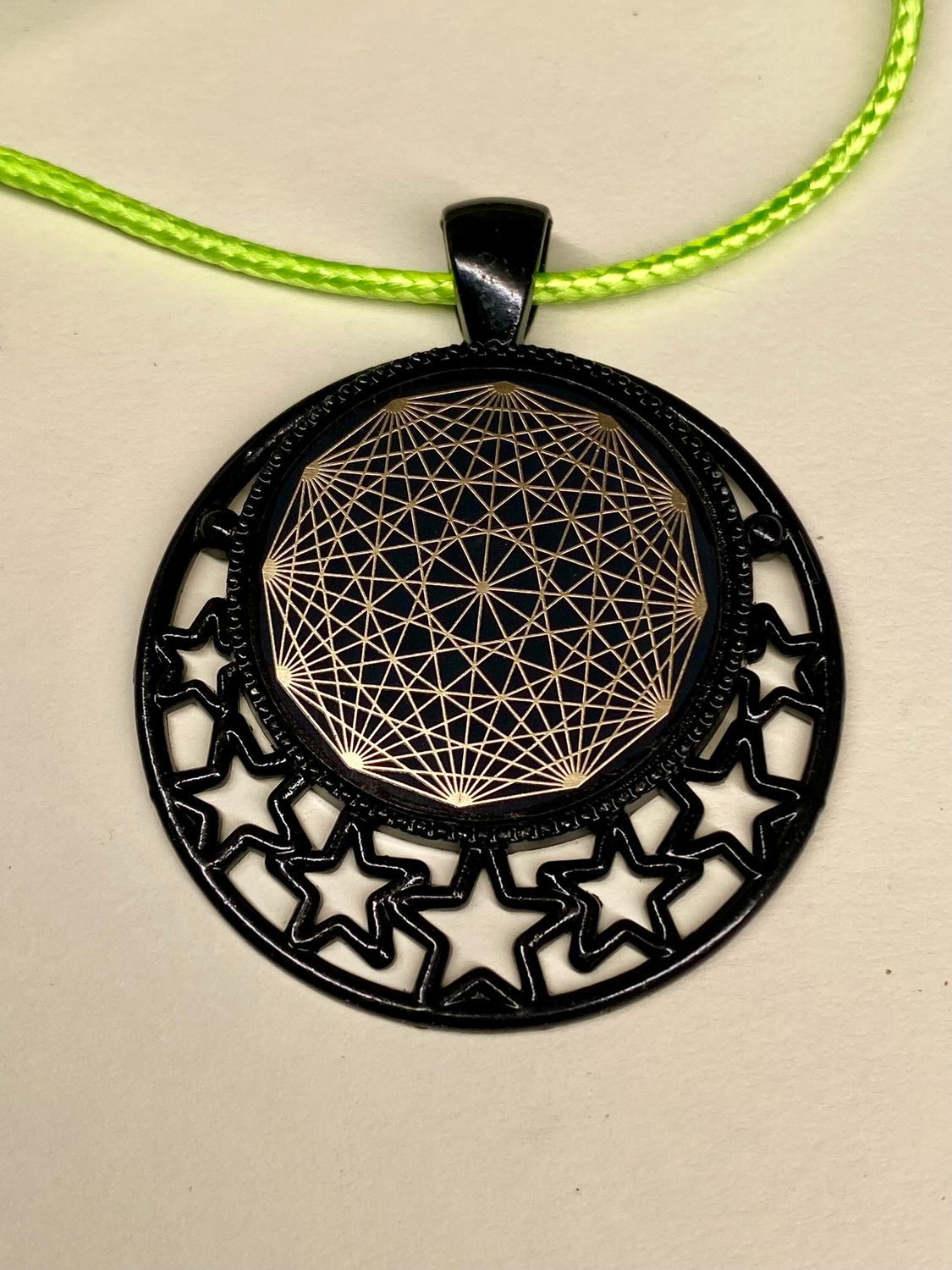 Amulett – schwarz, Dodecagram, Disc in schwarz, 25 mm, goldlegiert, kupferunterlegt – Produktansicht 1