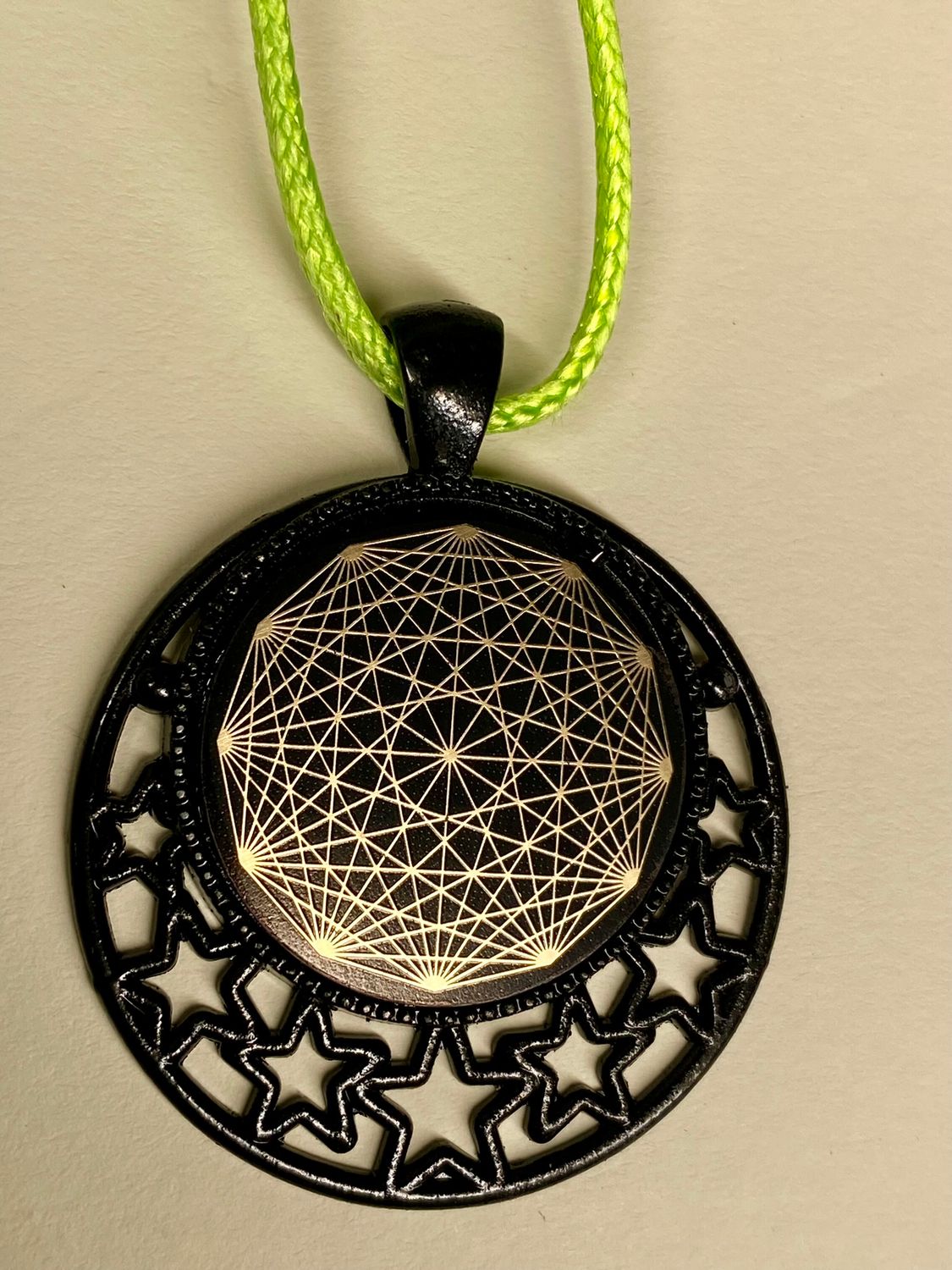 Amulett – schwarz, Dodecagram, Disc in schwarz, 25 mm, goldlegiert, kupferunterlegt – Produktansicht 1