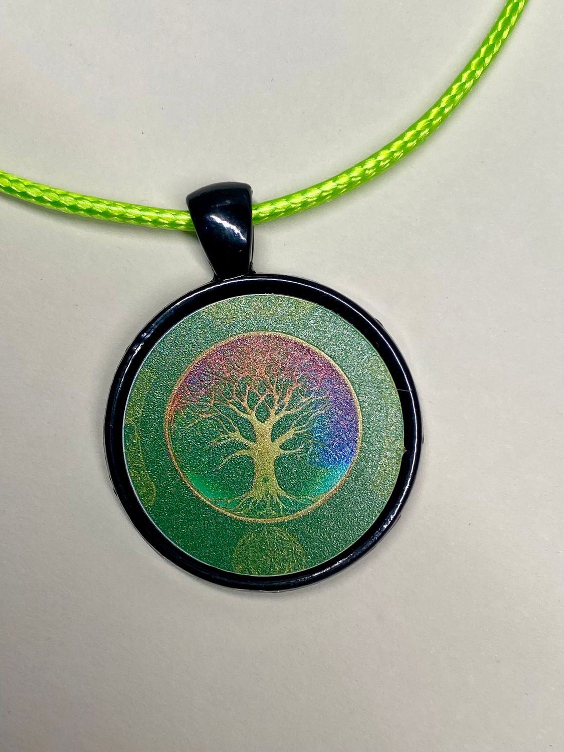 Amulett – schwarz, Baum des Lebens grün, Disc 25 mm – Produktansicht 1