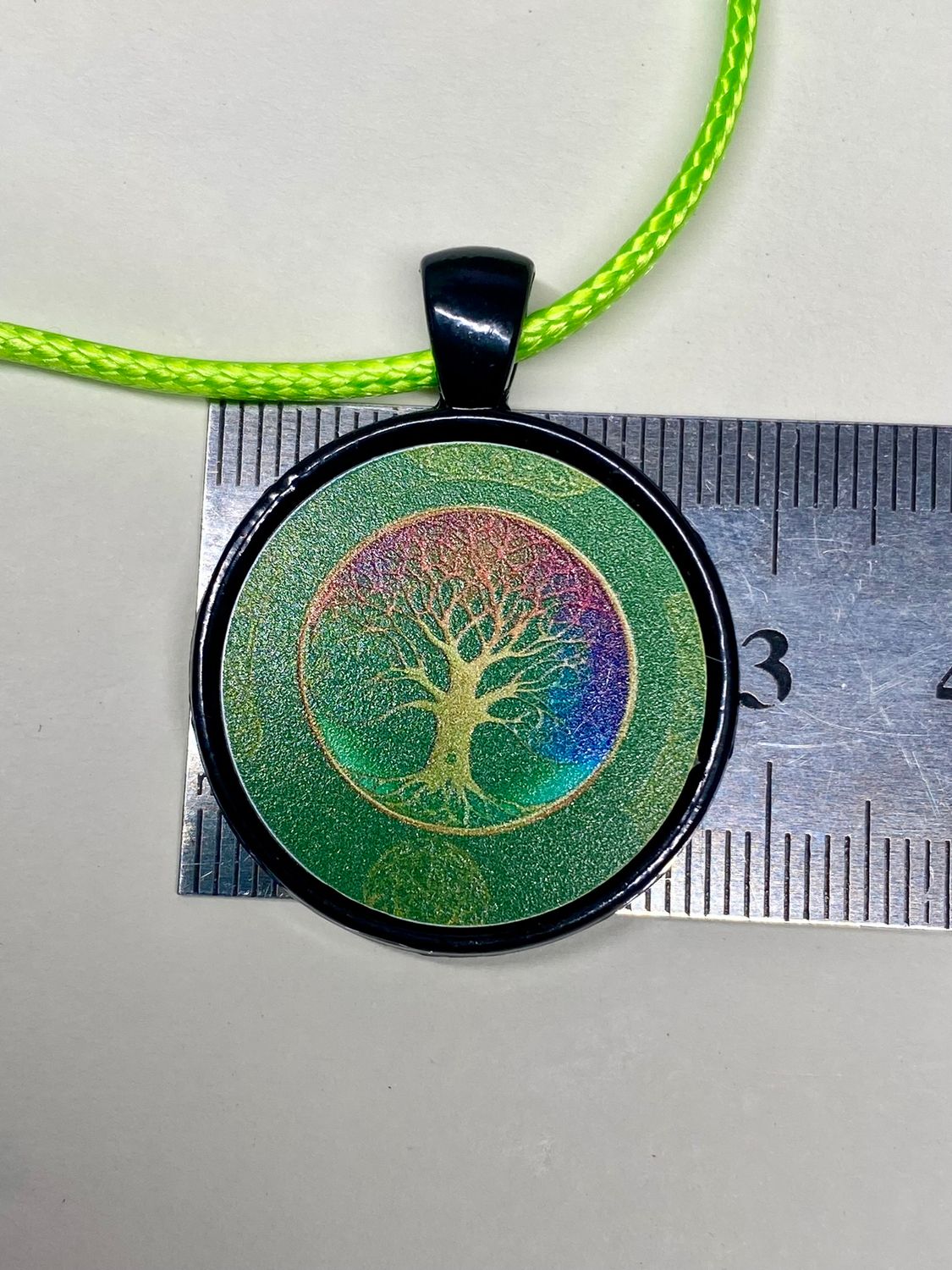 Amulett – schwarz, Baum des Lebens grün, Disc 25 mm – Produktansicht 1