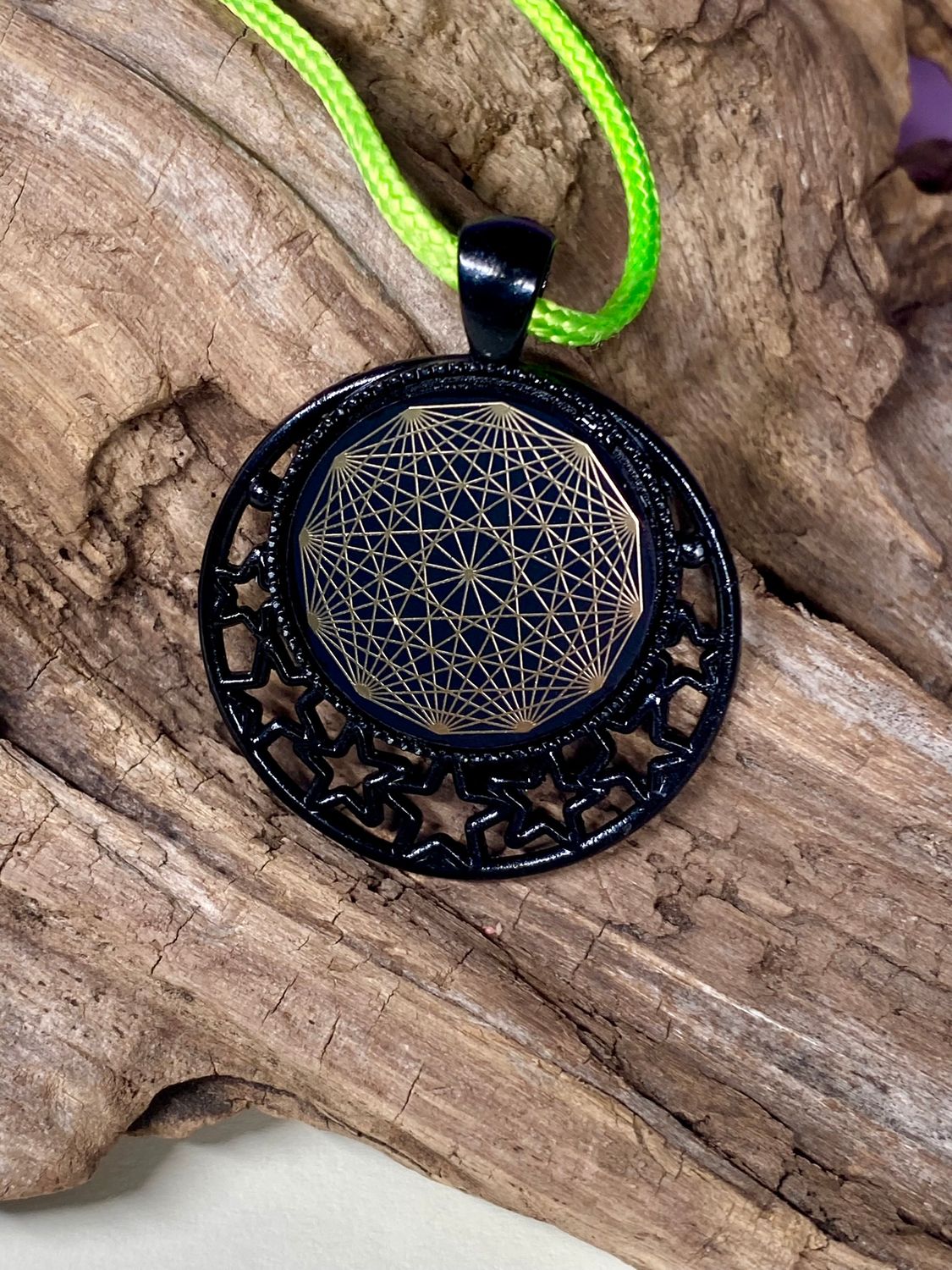 Amulett – schwarz, Dodecagram, Disc in schwarz, 25 mm, goldlegiert, kupferunterlegt – Produktansicht 1