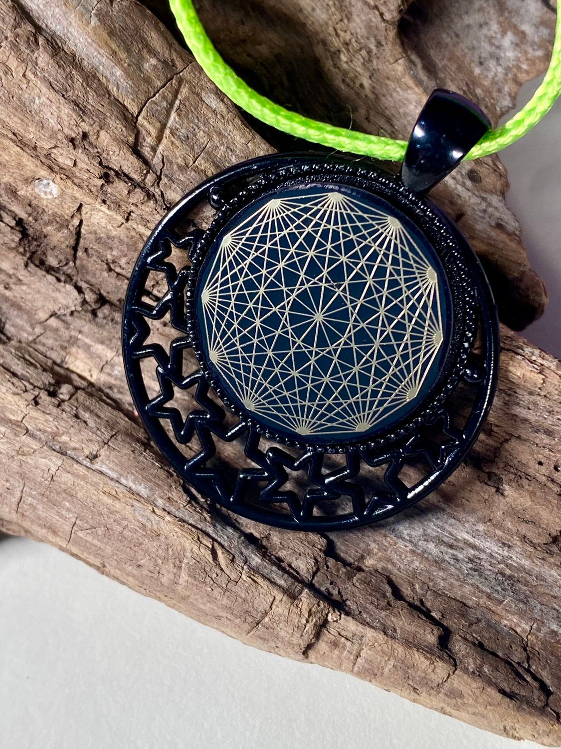 Amulett – schwarz, Dodecagram, Disc in schwarz, 25 mm, goldlegiert, kupferunterlegt – Produktansicht 1