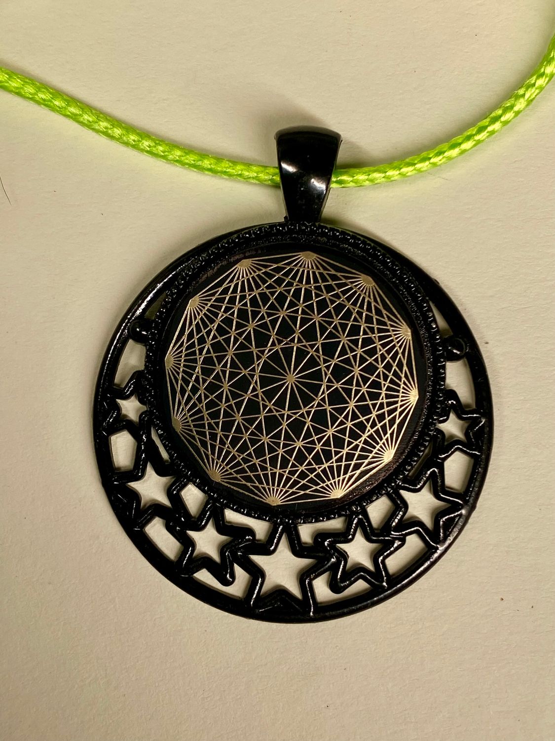 Amulett – schwarz, Dodecagram, Disc in schwarz, 25 mm, goldlegiert, kupferunterlegt – Produktansicht 1
