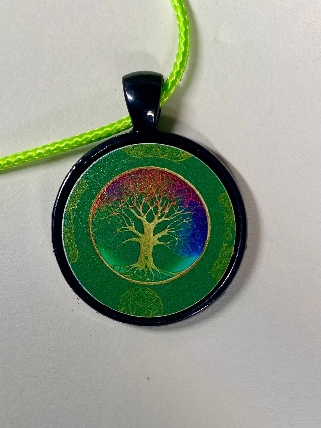 Amulett – schwarz, Baum des Lebens grün, Disc 25 mm – Produktansicht 1