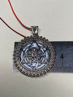 Amulett – Lakhovsky MWOals weisser 35 mm Coin mit zinnlegiert in eine silberfarben Fassung eingearbeitet – Produktansicht 1
