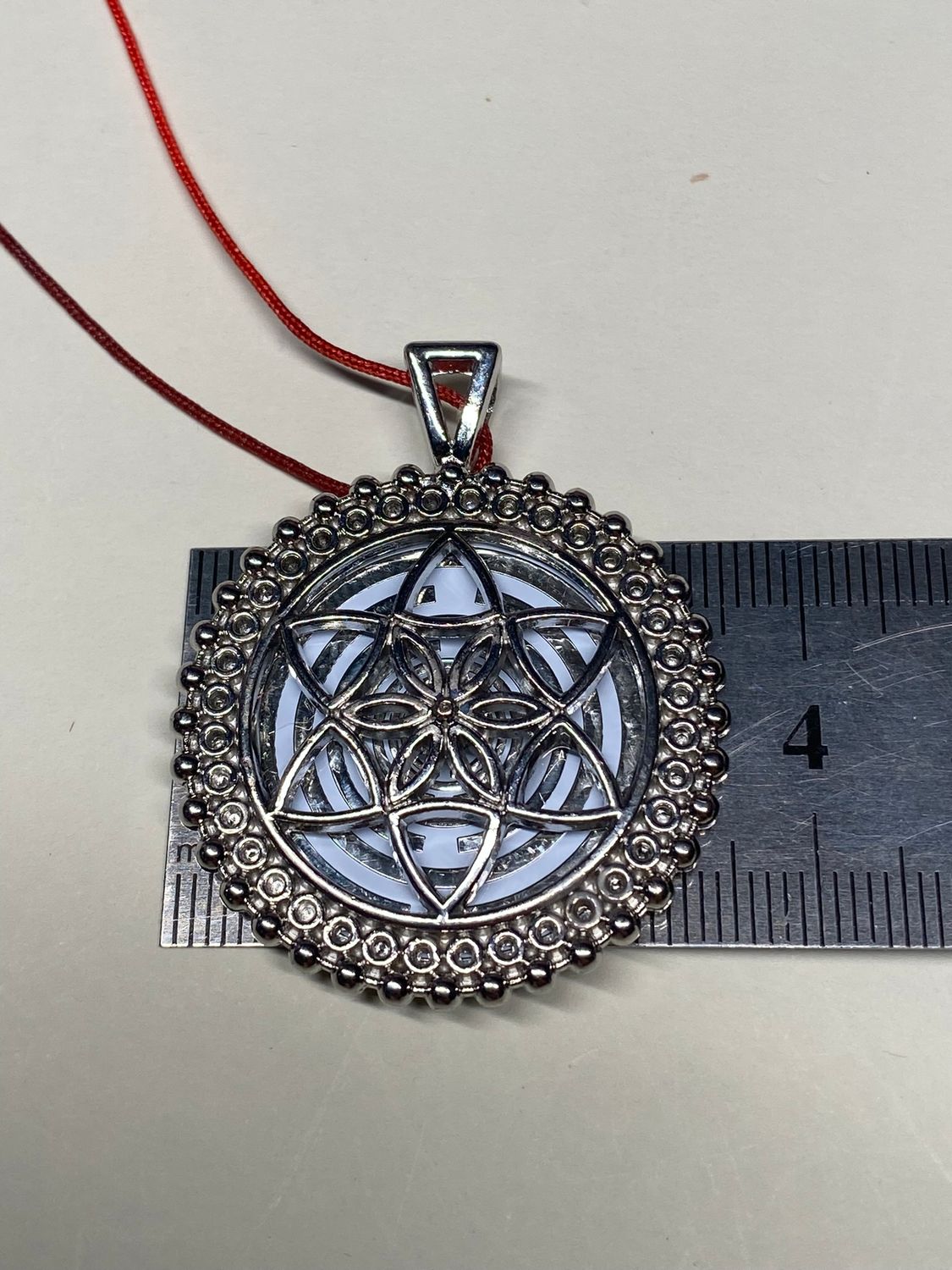 Amulett – Lakhovsky MWOals weisser 35 mm Coin mit zinnlegiert in eine silberfarben Fassung eingearbeitet – Produktansicht 1