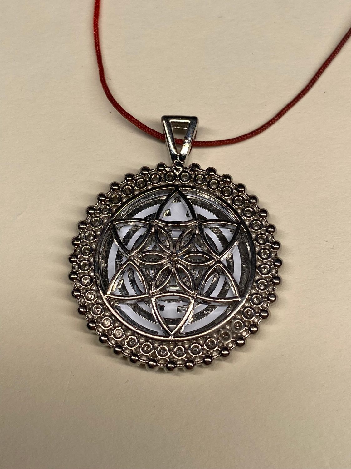 Amulett – Lakhovsky MWOals weisser 35 mm Coin mit zinnlegiert in eine silberfarben Fassung eingearbeitet – Produktansicht 1