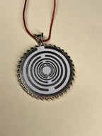 Amulett – Lakhovsky MWOals weisser 35 mm Coin mit zinnlegiert in eine silberfarben Fassung eingearbeitet – Produktansicht 1