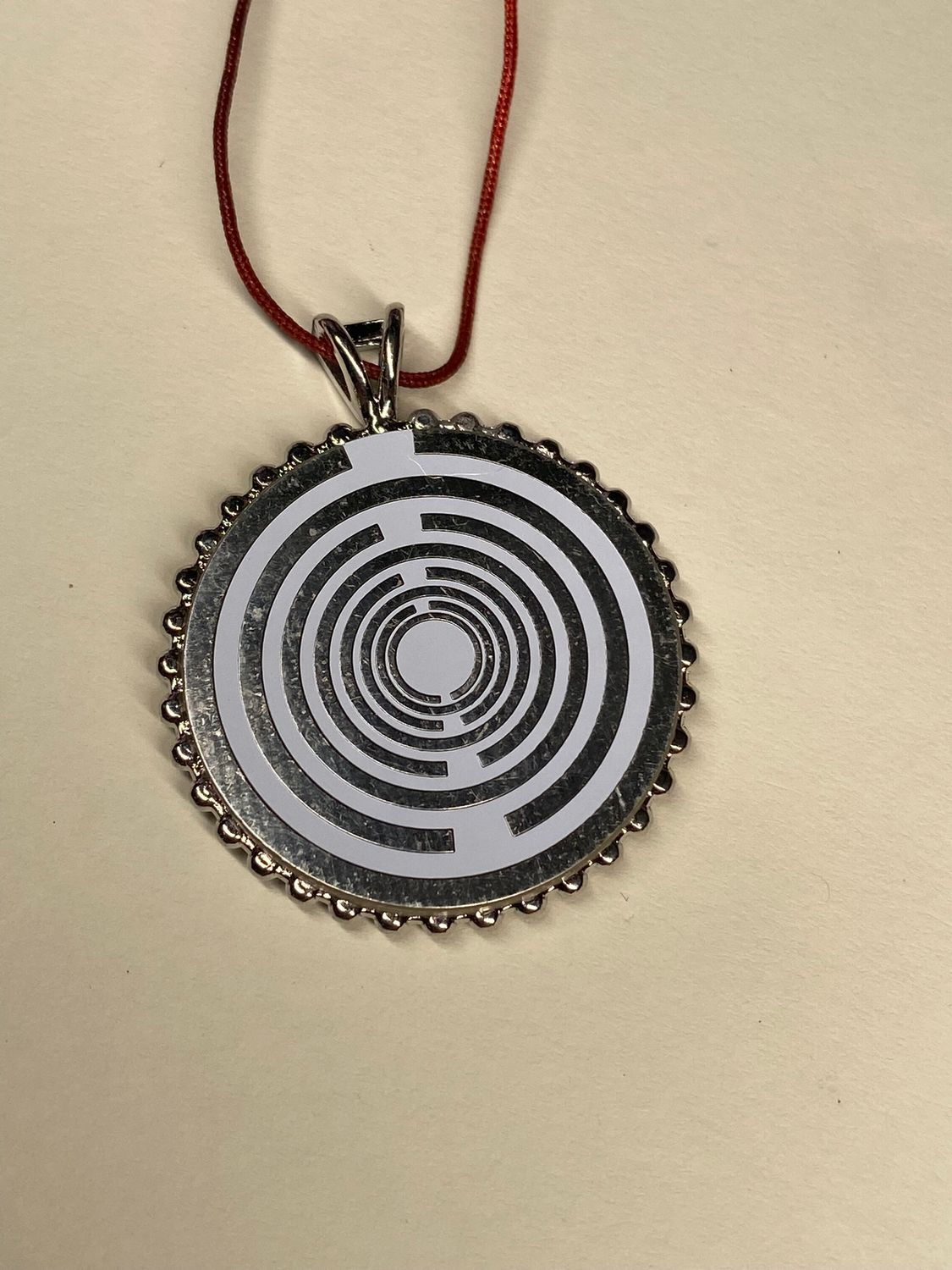 Amulett – Lakhovsky MWOals weisser 35 mm Coin mit zinnlegiert in eine silberfarben Fassung eingearbeitet – Produktansicht 1