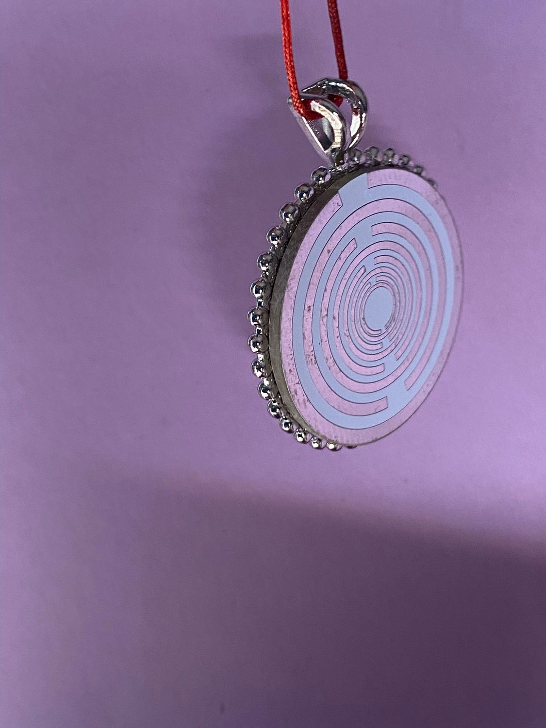 Amulett – Lakhovsky MWOals weisser 35 mm Coin mit zinnlegiert in eine silberfarben Fassung eingearbeitet – Produktansicht 1