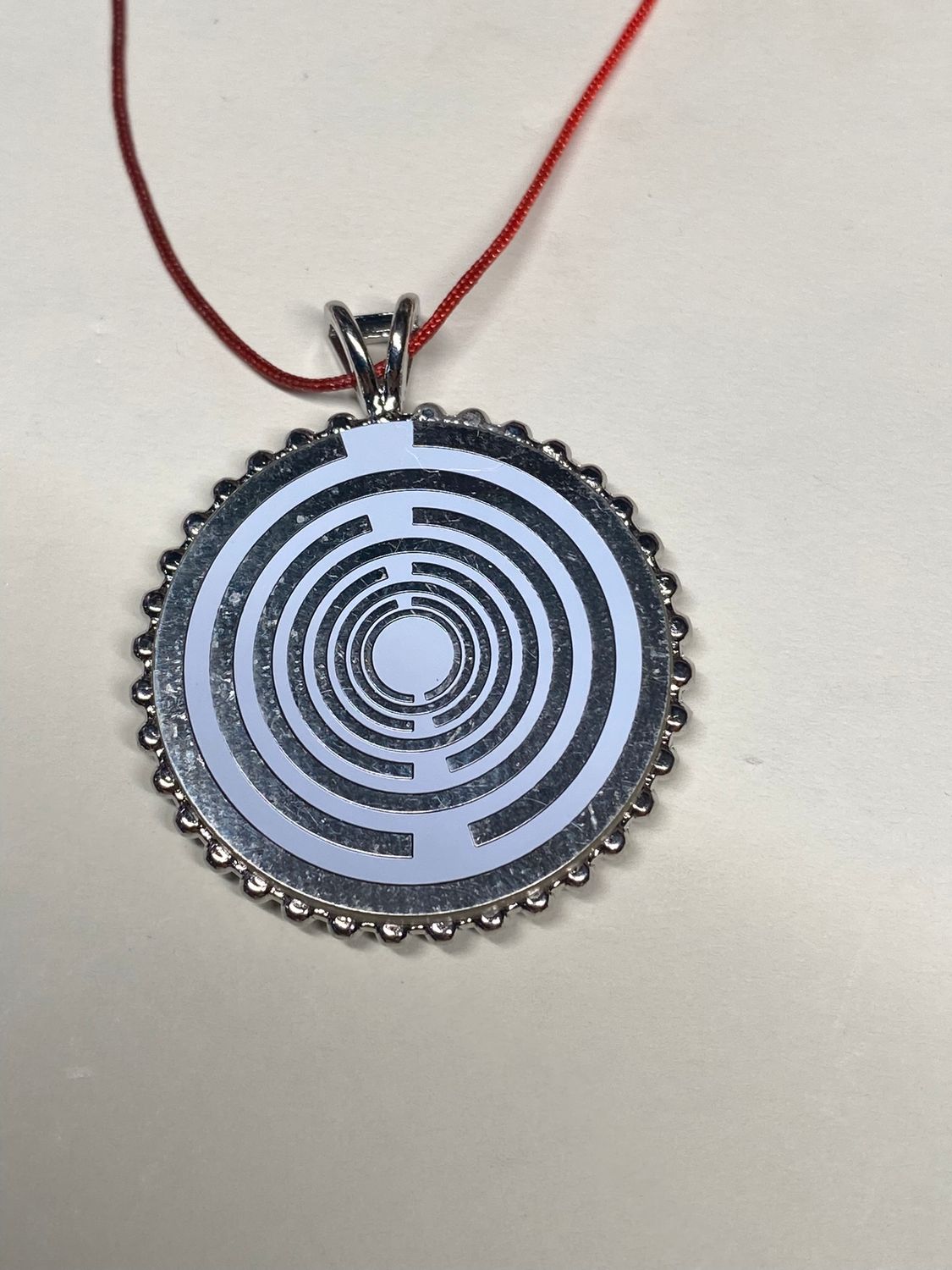 Amulett – Lakhovsky MWOals weisser 35 mm Coin mit zinnlegiert in eine silberfarben Fassung eingearbeitet – Produktansicht 1