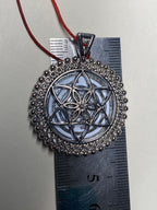 Amulett – Lakhovsky MWOals weisser 35 mm Coin mit zinnlegiert in eine silberfarben Fassung eingearbeitet – Produktansicht 1