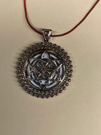 Amulett – Lakhovsky MWOals weisser 35 mm Coin mit zinnlegiert in eine silberfarben Fassung eingearbeitet – Produktansicht 1