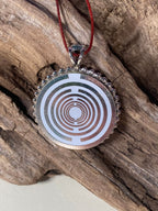 Amulett – Lakhovsky MWOals weisser 35 mm Coin mit zinnlegiert in eine silberfarben Fassung eingearbeitet – Produktansicht 1