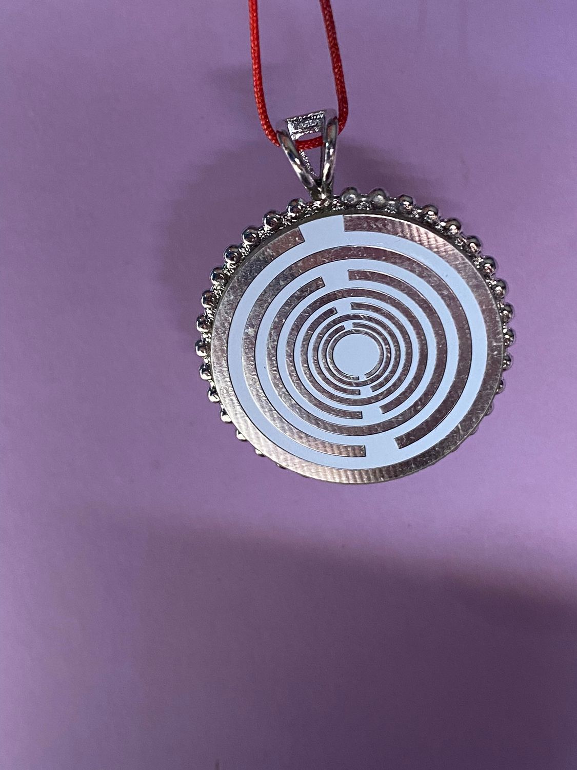 Amulett – Lakhovsky MWOals weisser 35 mm Coin mit zinnlegiert in eine silberfarben Fassung eingearbeitet – Produktansicht 1
