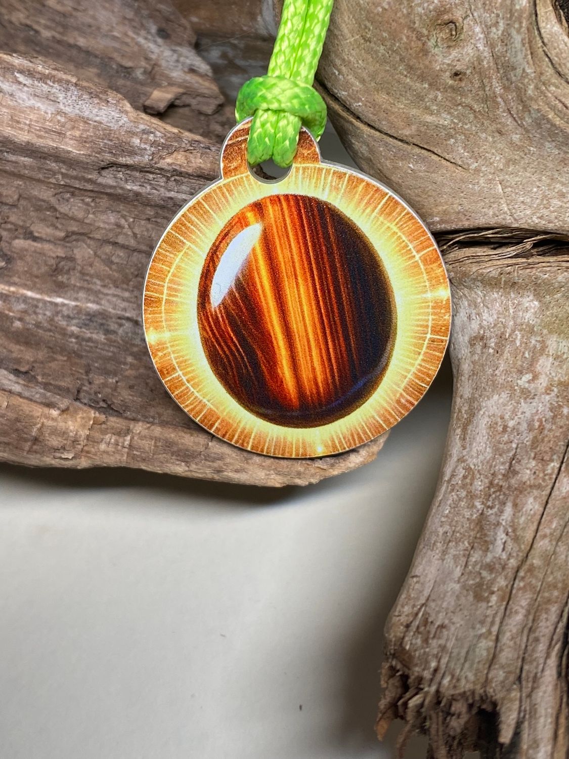 Anhänger Mini Serie rund – Lakhovsky MWOn Symbol Design – Tigeraugensymbol – Produktansicht 1