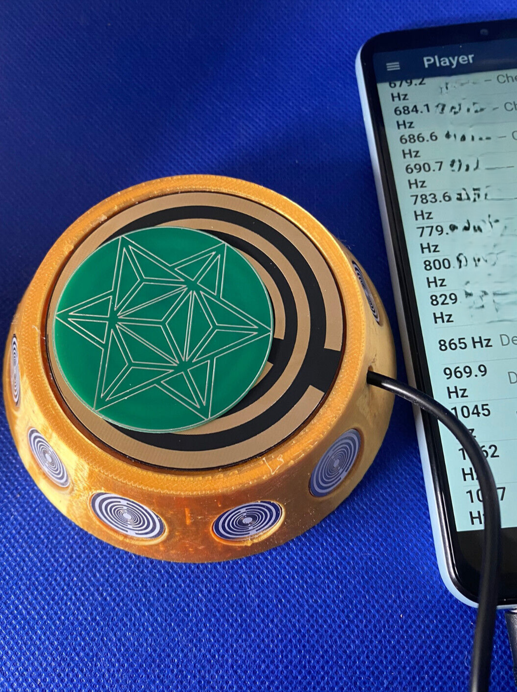 69 mm VibraNex UFO – silk golden, Oberflächenplatte goldlegiert, Füllung Bergkristall – Produktansicht 1