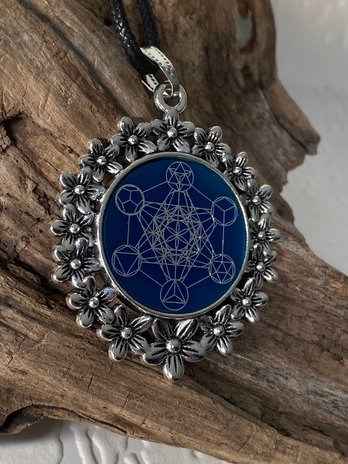 Amulett – silberfarben Blumenmuster mit Metatron Symbol – Produktansicht 1