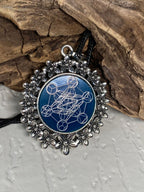 Amulett – silberfarben Blumenmuster mit Metatron Symbol – Produktansicht 1