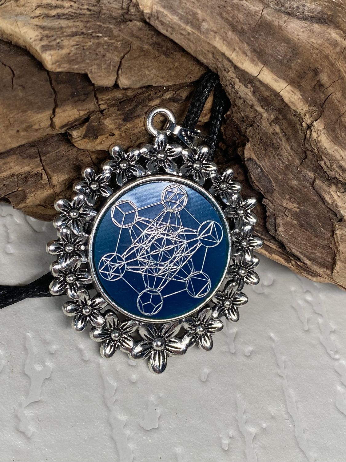 Amulett – silberfarben Blumenmuster mit Metatron Symbol – Produktansicht 1