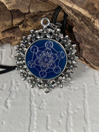 Amulett – silberfarben Blumenmuster mit Metatron Symbol – Produktansicht 1