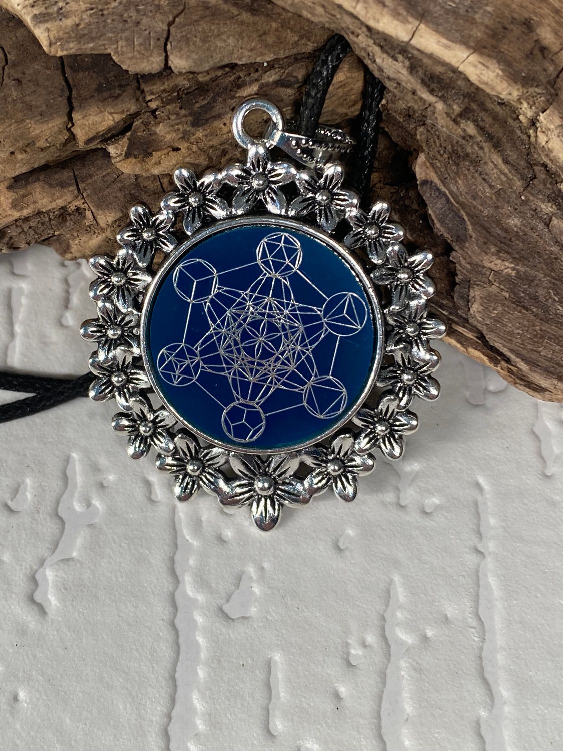 Amulett – silberfarben Blumenmuster mit Metatron Symbol – Produktansicht 1