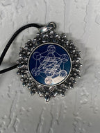 Amulett – silberfarben Blumenmuster mit Metatron Symbol – Produktansicht 1