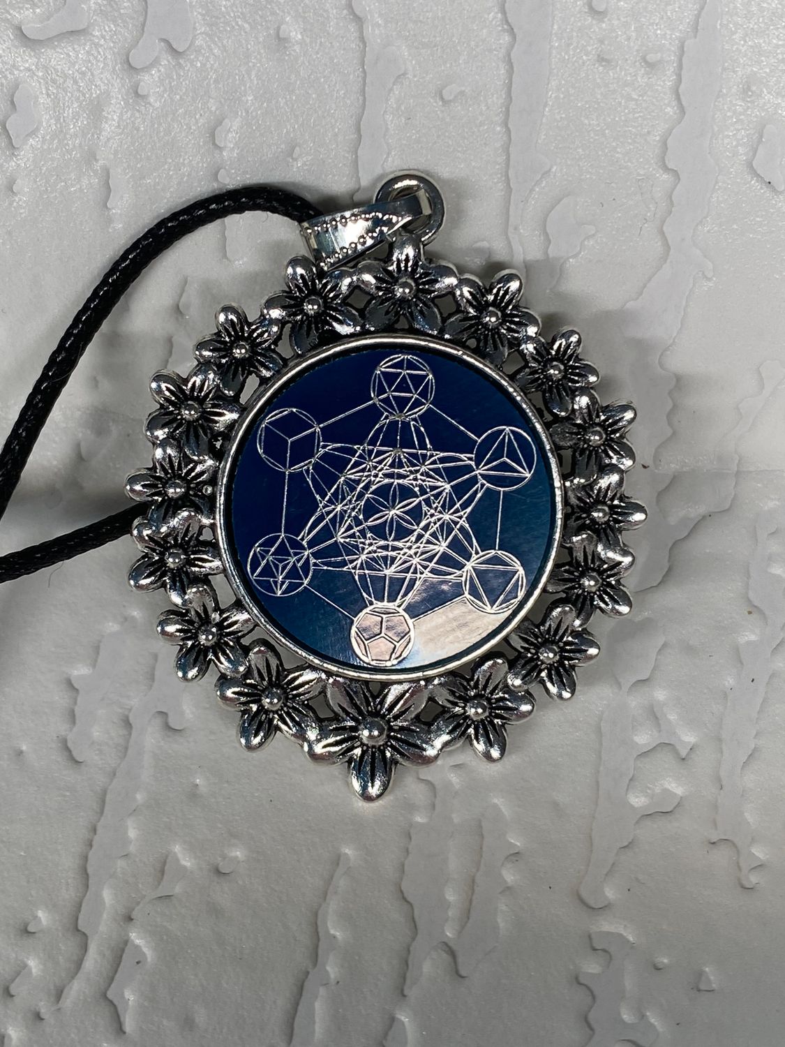 Amulett – silberfarben Blumenmuster mit Metatron Symbol – Produktansicht 1