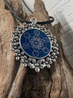 Amulett – silberfarben Blumenmuster mit Metatron Symbol – Produktansicht 1