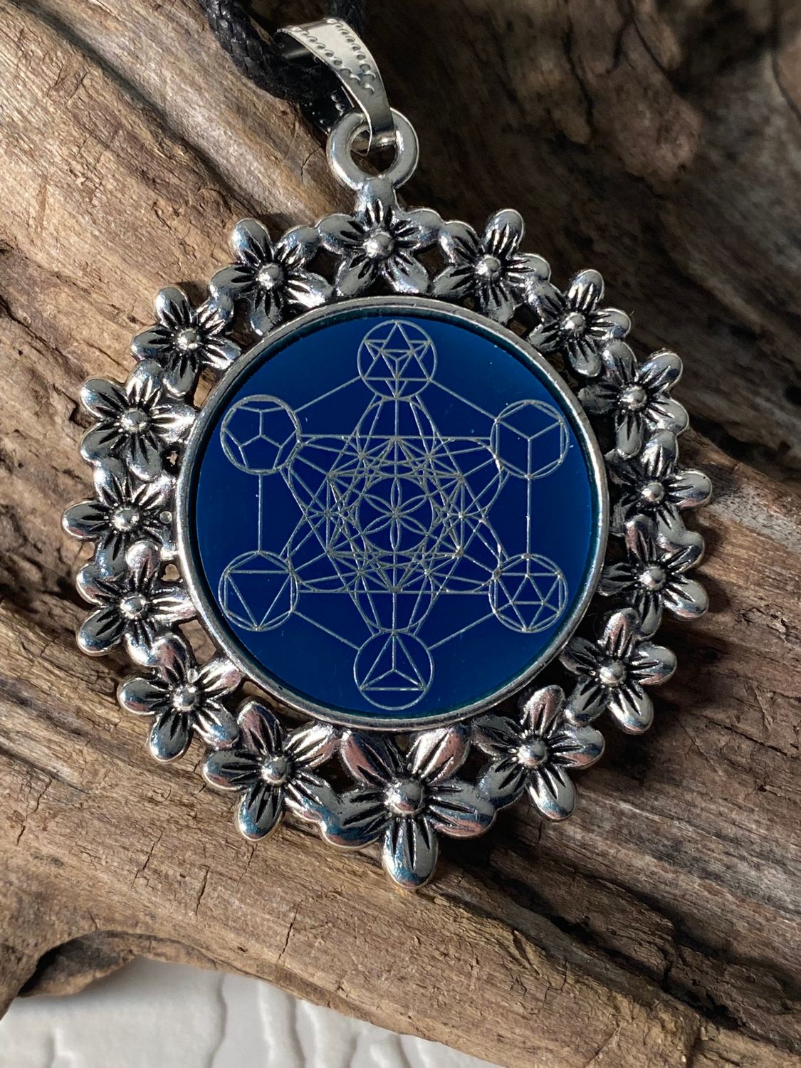 Amulett – silberfarben Blumenmuster mit Metatron Symbol – Produktansicht 1