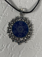 Amulett – silberfarben Blumenmuster mit Metatron Symbol – Produktansicht 1