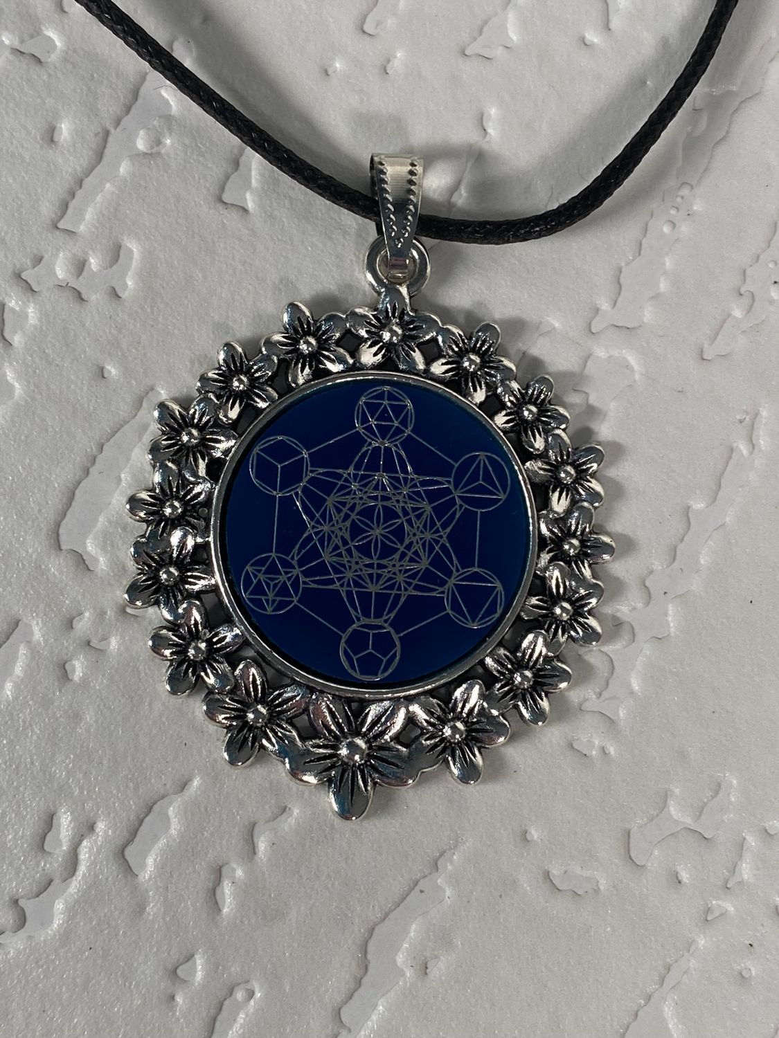Amulett – silberfarben Blumenmuster mit Metatron Symbol – Produktansicht 1