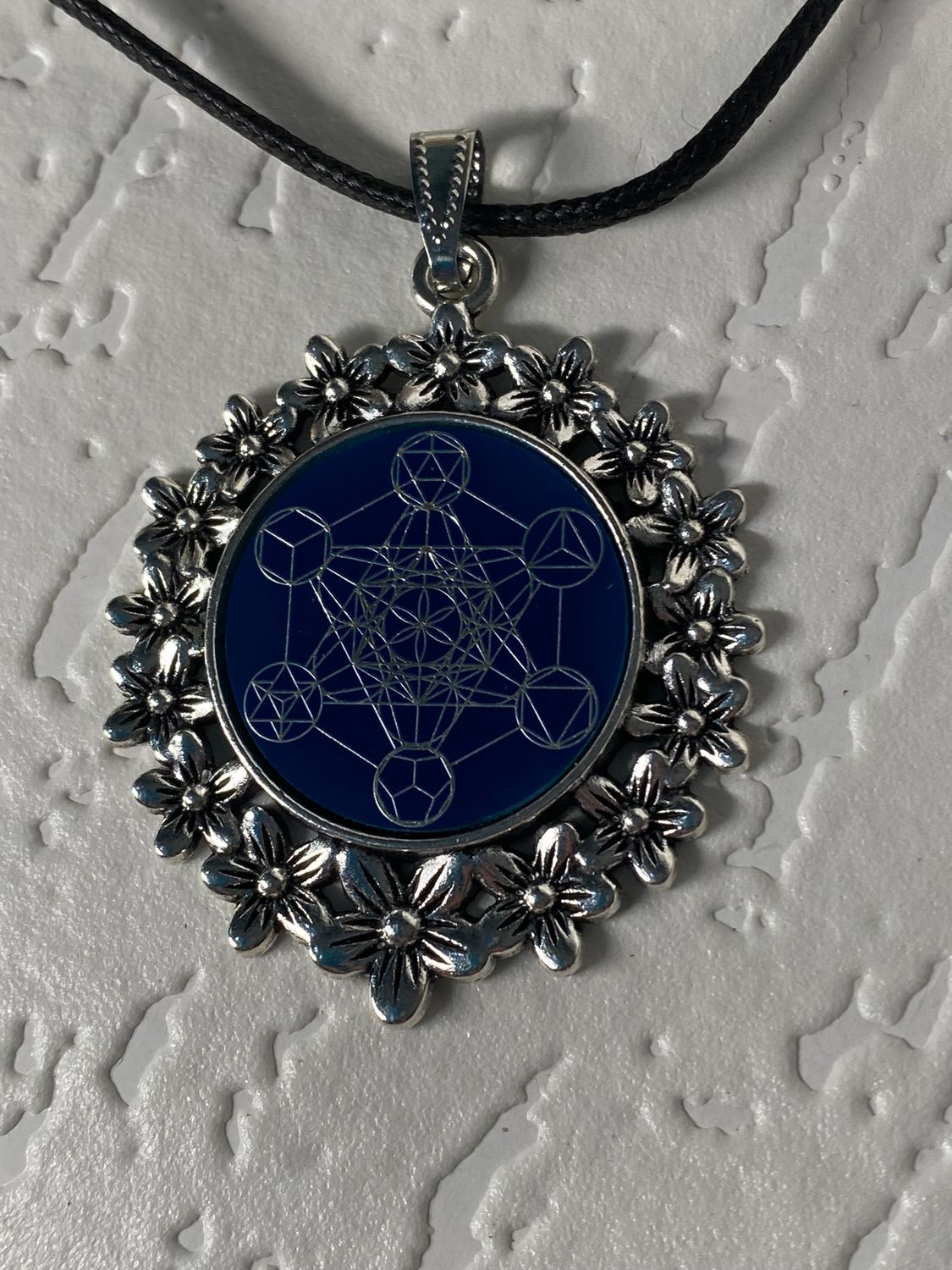 Amulett – silberfarben Blumenmuster mit Metatron Symbol – Produktansicht 1