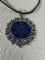 Amulett – silberfarben Blumenmuster mit Metatron Symbol – Produktansicht 1