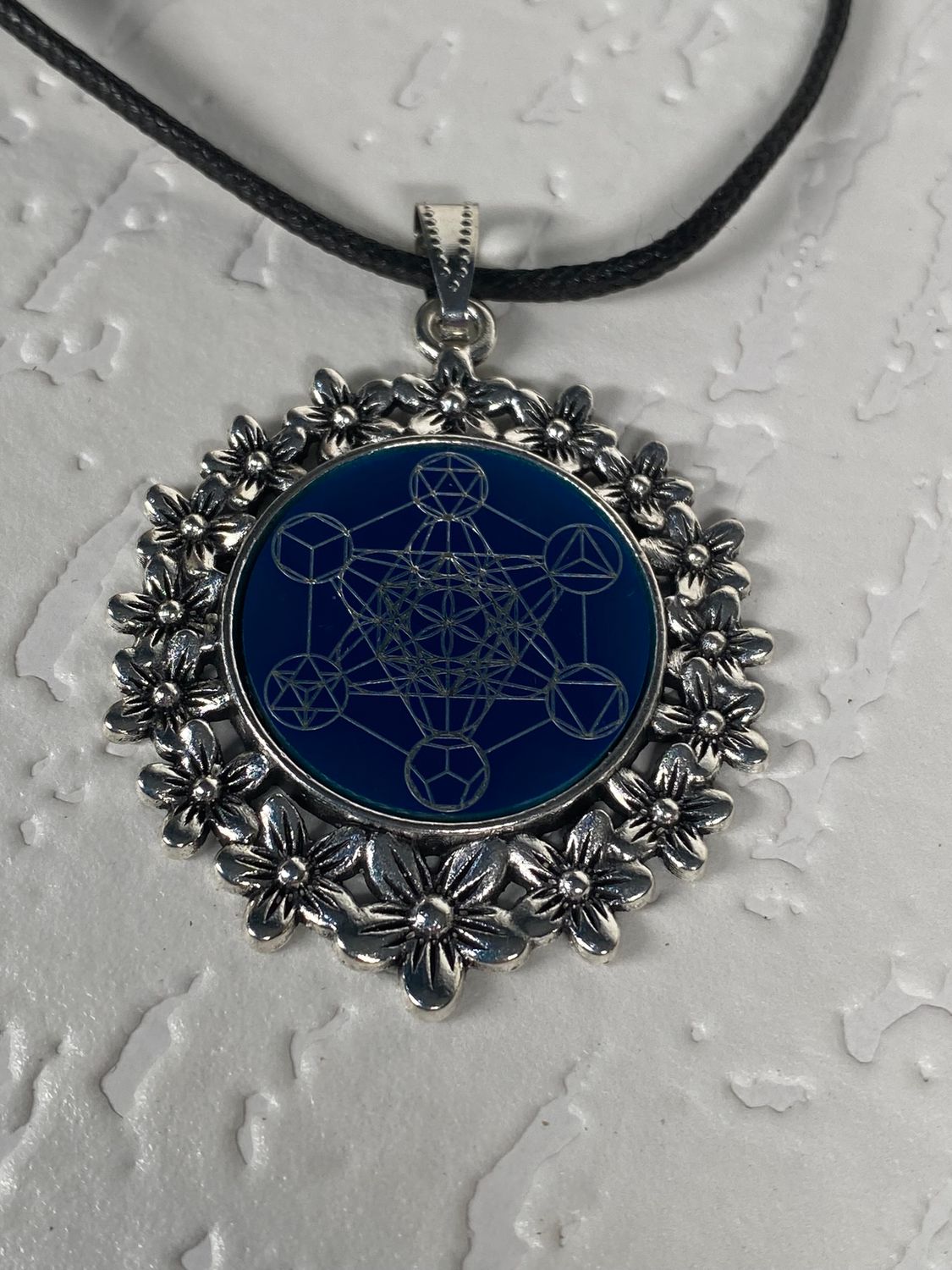 Amulett – silberfarben Blumenmuster mit Metatron Symbol – Produktansicht 1