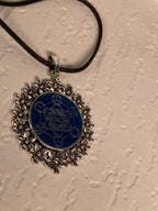 Amulett – silberfarben Blumenmuster mit Metatron Symbol – Produktansicht 1