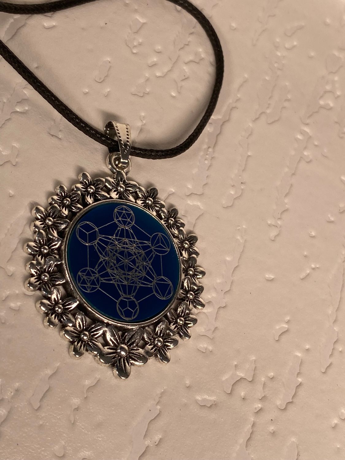 Amulett – silberfarben Blumenmuster mit Metatron Symbol – Produktansicht 1