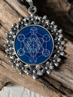 Amulett – silberfarben Blumenmuster mit Metatron Symbol – Produktansicht 1
