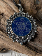 Amulett – silberfarben Blumenmuster mit Metatron Symbol – Produktansicht 1