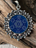 Amulett – silberfarben Blumenmuster mit Metatron Symbol – Produktansicht 1