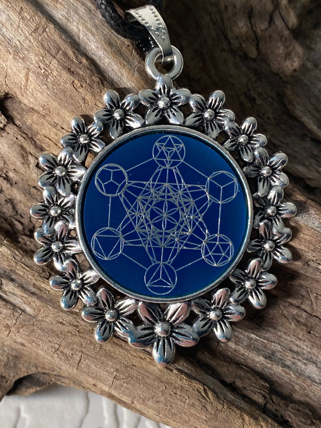 Amulett – silberfarben Blumenmuster mit Metatron Symbol – Produktansicht 1