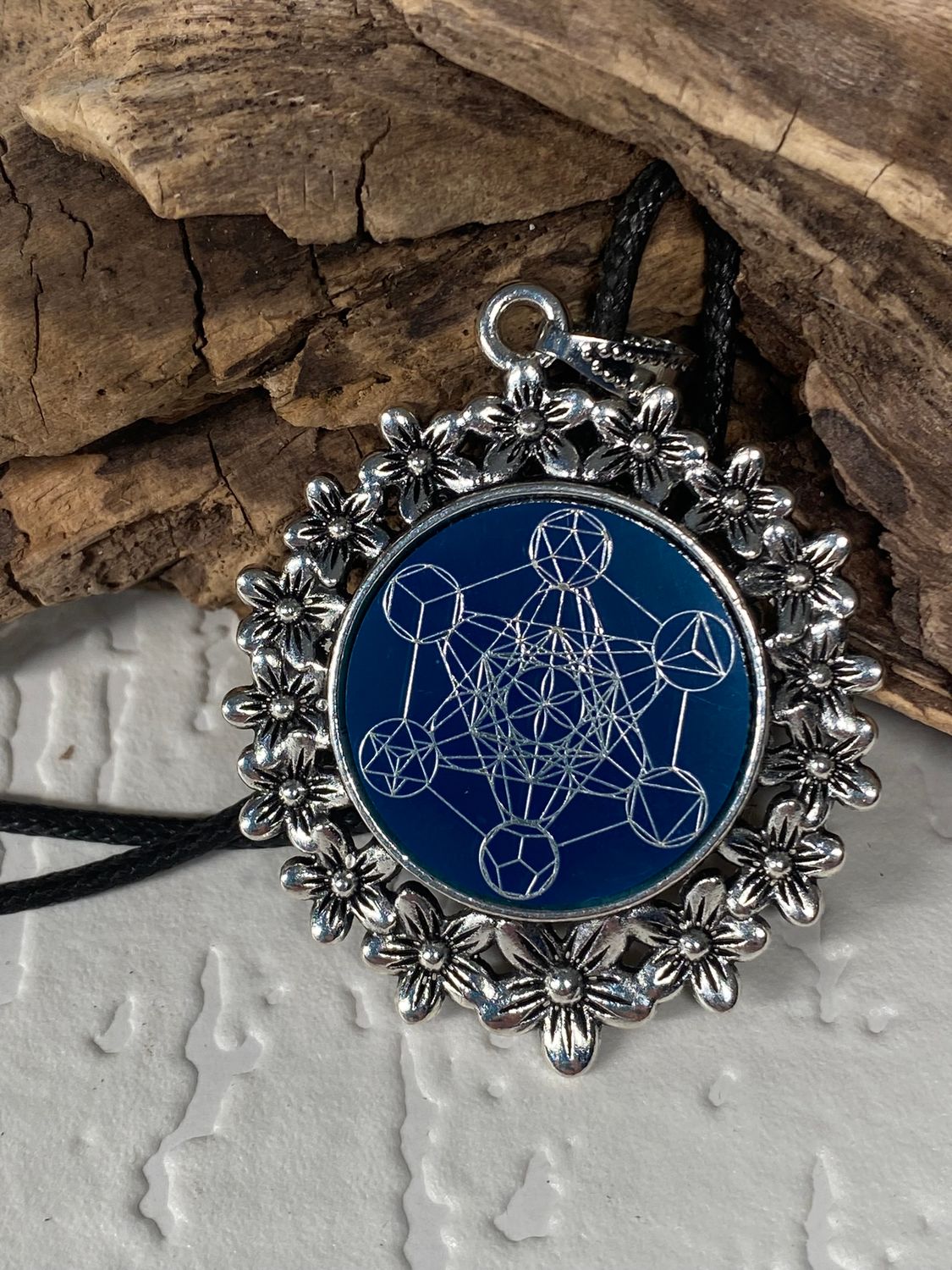 Amulett – silberfarben Blumenmuster mit Metatron Symbol – Produktansicht 1
