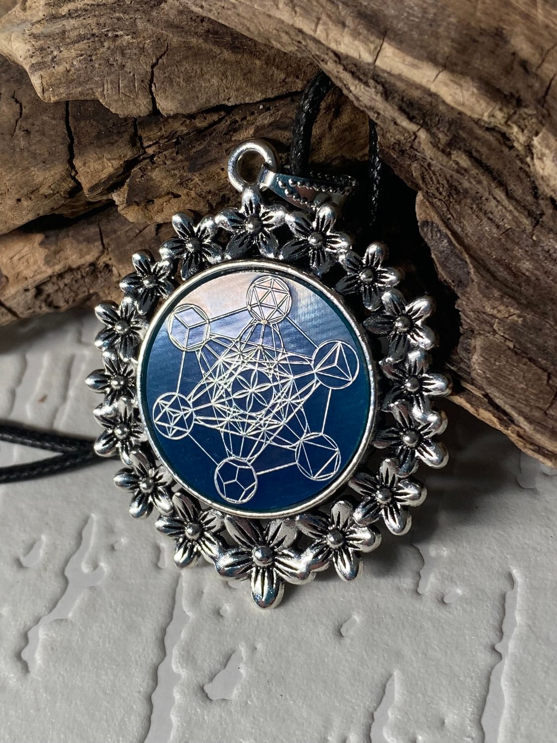 Amulett – silberfarben Blumenmuster mit Metatron Symbol – Produktansicht 1
